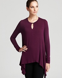A sophisticated palette and modern cut infuse this Three Dots sweater with urban edge. Showcase the uneven hem against sleek skinnies and spark some serious fashion envy. A sophisticated palette and modern cut infuse this Three Dots sweater with urban edge. Showcase the uneven hem against sleek skinnies and spark some serious fashion envy.