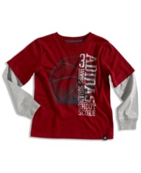 He's your little MVP and always on overtime as he sports around in this layered style t-shirt by adidas. He's your little MVP and always on overtime as he sports around in this layered style t-shirt by adidas.