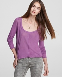 For the style-concious minimalist, our casual scoop neck Chaser tee rendered in breathe-easy linen. For the style-concious minimalist, our casual scoop neck Chaser tee rendered in breathe-easy linen.