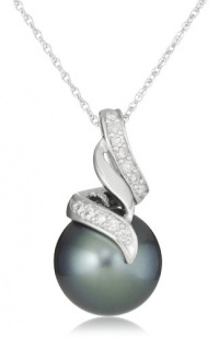 10k Gold Tahitian Cultured Pearl with Diamond Accent Pendant Necklace (1/10 cttw, G-H Color, I2-I3 Clarity), 17 10k Gold Tahitian Cultured Pearl with Diamond Accent Pendant Necklace (1/10 cttw, G-H Color, I2-I3 Clarity), 17