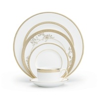 Vera Lace Gold adds certain opulence and grandeur to the Vera Wang dinnerware portfolio. This refined pattern weaves a unique combination of tailored lace bands and delicate florals into one. Vera's attention to every detail is apparent in this extraordinary pattern.