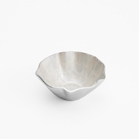 Bring the beauty of the beach to your table with the Simply Designz Ivory Collection. Handcrafted with a delicate scalloped ivory interior, this crinkle bowl is an elegant way to serve snacks. Bring the beauty of the beach to your table with the Simply Designz Ivory Collection. Handcrafted with a delicate scalloped ivory interior, this crinkle bowl is an elegant way to serve snacks.