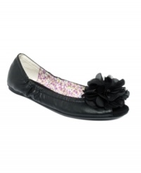 Hello beautiful. R2's Cheyanne flats feature the biggest, most dramatic bow ever. Finish any look with this decorated flat. Hello beautiful. R2's Cheyanne flats feature the biggest, most dramatic bow ever. Finish any look with this decorated flat.