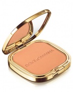 EXCLUSIVELY AT SAKS. Glow Bronzing Powder is a remarkable delicate formulation, ideal for creating the warm and sensual Hollywood glow. Looks exuding warmth and sensuality are an omni-present force in the world of Dolce & Gabbana, and here impart a feeling of indulgent decadence to the skin. 