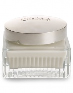 Creme Collection. Indulge in a luxurious body scrub that leaves skin scented with the rose notes of Chloé. 5.1 oz. 