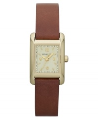 The classic combination of leather and golden tones stands out on this Michael Kors watch. The classic combination of leather and golden tones stands out on this Michael Kors watch.