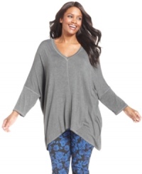 Score a comfy casual look with Cha Cha Vente's three-quarter-sleeve plus size top, punctuated by a handkerchief hem. Score a comfy casual look with Cha Cha Vente's three-quarter-sleeve plus size top, punctuated by a handkerchief hem.