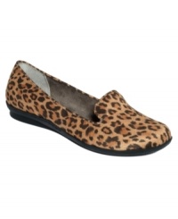 Exotic patterns and prints. White Mountains' Cliffs Howl smoking flats are an adorable addition to your show wardrobe. Exotic patterns and prints. White Mountains' Cliffs Howl smoking flats are an adorable addition to your show wardrobe.