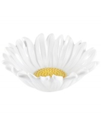 A white daisy blossoms into this Botanic Hummingbird fruit and dessert bowl, a special piece for accenting more than just your table. Fresh from Portmeirion's figural serveware collection. A white daisy blossoms into this Botanic Hummingbird fruit and dessert bowl, a special piece for accenting more than just your table. Fresh from Portmeirion's figural serveware collection.