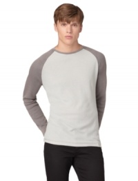 Simple yet stylish, this Calvin Klein Jeans baseball tee is a homerun. Simple yet stylish, this Calvin Klein Jeans baseball tee is a homerun.