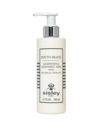 Gently removes makeup, impurities and excess sebum, while softening and refreshing the skin and evening out the complexion. Gently removes makeup, impurities and excess sebum, while softening and refreshing the skin and evening out the complexion.