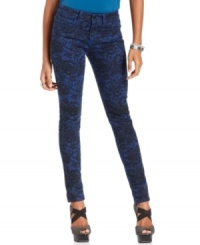 With an on-trend lace print and blue wash, these Joe's Jeans skinny jeans are a must-have for the season! With an on-trend lace print and blue wash, these Joe's Jeans skinny jeans are a must-have for the season!