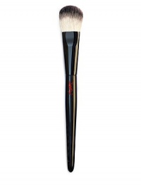 The ideal tool to apply Le Teint Touche Éclat. Made of synthetic fibers, it is a perfect balance between firmness and suppleness to enable a smooth and flawless application. Made in France. The ideal tool to apply Le Teint Touche Éclat. Made of synthetic fibers, it is a perfect balance between firmness and suppleness to enable a smooth and flawless application. Made in France.