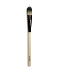 A broad, flat brush designed for flawless foundation application. Made of synthetic materials. A broad, flat brush designed for flawless foundation application. Made of synthetic materials.