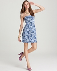 A cheerful starfish print patterns the sleek silhouette of this Vineyard Vines strapless dress. Complete the seafaring look with tanned skin and golden accessories. A cheerful starfish print patterns the sleek silhouette of this Vineyard Vines strapless dress. Complete the seafaring look with tanned skin and golden accessories.