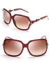 Eye-catching, chain-link stems give a fresh feel to Gucci's classic square shades.