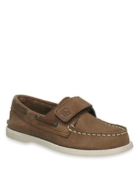 Sperry Top-Sider updates the classic leather boat shoe with a wide Velcro® closure for added style and an easy on/off. Sperry Top-Sider updates the classic leather boat shoe with a wide Velcro® closure for added style and an easy on/off.
