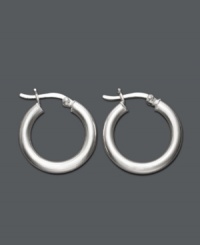 Round out your look in a style staple. Giani Bernini's small hoop earrings feature a click backing in polished sterling silver. Approximate diameter: 3/4 inch.