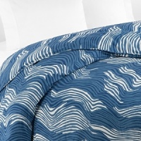 Bring a fresh breeze to your bedroom. The organic pattern of softly undulating sky blue waves soothes on this fresh DIANE von FURSTENBERG king duvet cover.
