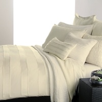 Effortless elegance. A creamy hue and high thread count distinguish this luxurious Donna Karan bedskirt. Effortless elegance. A creamy hue and high thread count distinguish this luxurious Donna Karan bedskirt.