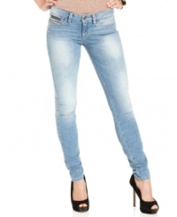 Exposed-zipper pockets add edge to these GUESS skinny jeans -- a perfect new addition to your denim wardrobe! Exposed-zipper pockets add edge to these GUESS skinny jeans -- a perfect new addition to your denim wardrobe!