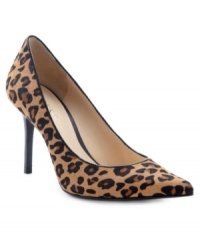 Sweet, saucy and sexy, the Roleney single sole pumps from GUESS are a safari-inspired creation that va-va-vooms your Friday night ensemble! Sweet, saucy and sexy, the Roleney single sole pumps from GUESS are a safari-inspired creation that va-va-vooms your Friday night ensemble!