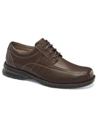 Want to bridge the work week and the weekend? These smooth leather oxford men's casual shoes complete the perfect dressed-up or down looks. Want to bridge the work week and the weekend? These smooth leather oxford men's casual shoes complete the perfect dressed-up or down looks.