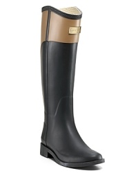 Classic as can be, these HUNTER rainboots stand apart from the crowd, offering superior durability in a stylish, waterproof package. Classic as can be, these HUNTER rainboots stand apart from the crowd, offering superior durability in a stylish, waterproof package.