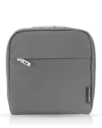 Fully insulated to keep your snacks and drinks cool, this chic lunch bag attached easily to the side of your stroller. Fully insulated to keep your snacks and drinks cool, this chic lunch bag attached easily to the side of your stroller.