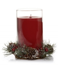 The sights and smells of the season. A decorative wreath, festive red hue and hints of spicy cinnamon and clove make this Yankee Candle gift set an instant holiday classic. The sights and smells of the season. A decorative wreath, festive red hue and hints of spicy cinnamon and clove make this Yankee Candle gift set an instant holiday classic.