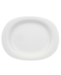 Fresh modern. Sheer white china in oval form inspires simply harmonious dining. A soft fluidity and radiant glaze give this serving dish quiet elegance and lasting appeal. From Villeroy & Boch's collection of serveware and serving dishes.