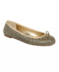 Get back to your roots. Woven raffia lends an earthy vibe to the cute and comfy Erwyn2 flats by GUESS. Get back to your roots. Woven raffia lends an earthy vibe to the cute and comfy Erwyn2 flats by GUESS.