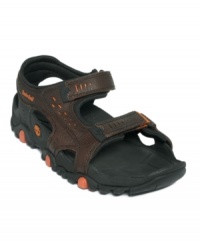 A brilliant fusion of form and function, these leather men's sandals from Timberland are right in step with your warm-weather repertoire. A brilliant fusion of form and function, these leather men's sandals from Timberland are right in step with your warm-weather repertoire.