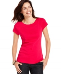 Pump up your casual wardrobe with Jones New York Signature's slim-fitting tee. It's a wardrobe staple you can mix with jeans, shorts or skirts! Pump up your casual wardrobe with Jones New York Signature's slim-fitting tee. It's a wardrobe staple you can mix with jeans, shorts or skirts!
