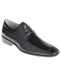 Understated details add minimalistic charm to these smooth leather oxford men's dress shoes from Stacy Adams. Understated details add minimalistic charm to these smooth leather oxford men's dress shoes from Stacy Adams.