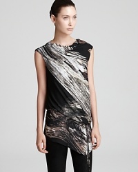 A abstract print steals the show on this softly draped Helmut Lang top, gathered at the back and cinched with a drawstring tie for a most flattering finish. A abstract print steals the show on this softly draped Helmut Lang top, gathered at the back and cinched with a drawstring tie for a most flattering finish.