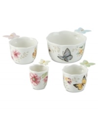 A taste of country living from Lenox. In elegant white porcelain with a scalloped edge and sweet springtime motif, Butterfly Meadow measuring cups fill your kitchen with unparalleled whimsy.