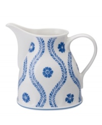 Vintage charm meets modern durability in the Farmhouse Touch gravy boat, combining cornflower-blue laurels and blooms in premium porcelain from Villeroy & Boch. Vintage charm meets modern durability in the Farmhouse Touch gravy boat, combining cornflower-blue laurels and blooms in premium porcelain from Villeroy & Boch.