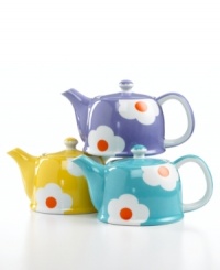 Bursting with pop-art florals in fun, happy colors, the Daisy teapot turns an afternoon tradition into an irresistibly sweet treat. Bursting with pop-art florals in fun, happy colors, the Daisy teapot turns an afternoon tradition into an irresistibly sweet treat.