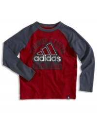 Let's round the bases with this long sleeve t-shirt for little boys by adidas. Let's round the bases with this long sleeve t-shirt for little boys by adidas.