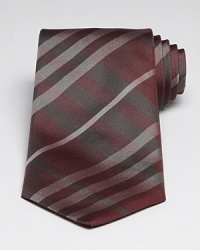 Burberry London innovates on its signature check pattern to create this remarkable tie in pure premium silk, offering its wearer a welcome touch of urbanity. Utterly accessible, yet highly refined, from the renowned English designer. Burberry London innovates on its signature check pattern to create this remarkable tie in pure premium silk, offering its wearer a welcome touch of urbanity. Utterly accessible, yet highly refined, from the renowned English designer.