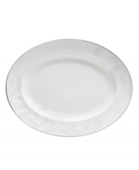 With a modern white-on-white pattern in durable bone china, the Trailing Vines oval platter by Vera Wang promises a lifetime of exquisite dining. Trimmed in polished platinum.