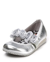 Princess perfection meets tomboy construction in these metallic KORS Michael Kors ballet flats featuring satin rosettes and a skid resistant TPR sole. Princess perfection meets tomboy construction in these metallic KORS Michael Kors ballet flats featuring satin rosettes and a skid resistant TPR sole.