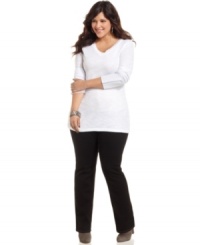 Pair all your fave tops with Hydraulic's bootcut plus size jeans, featuring a black wash.