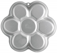Wilton Dancing Daisy Cake Pan Wilton Dancing Daisy Cake Pan