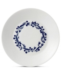 Ringed with navy flora, the Fable Garland appetizer plate boasts distinct Scandinavian style and, in Royal Doulton porcelain, is up for just about any task. Mix with other Karolin Schnoor nature patterns to customize your table.